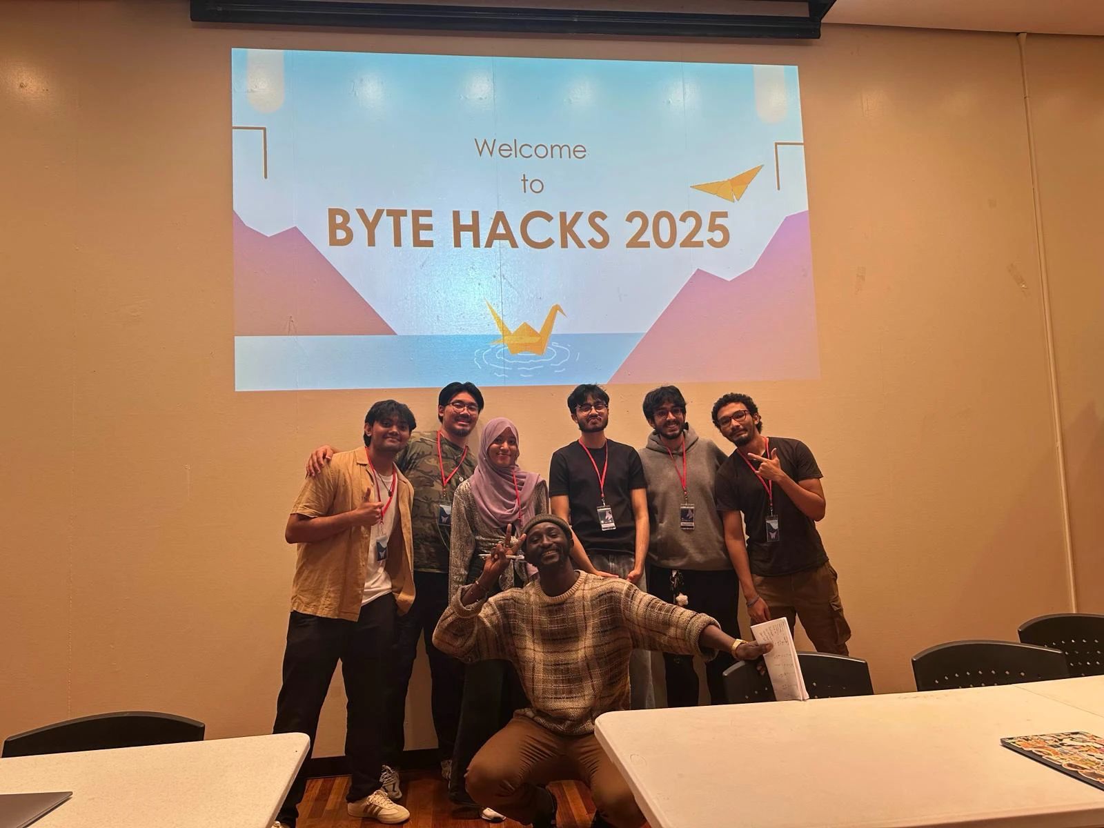 Des participants posent devant l’écran « Welcome to Byte Hacks 2025 ».