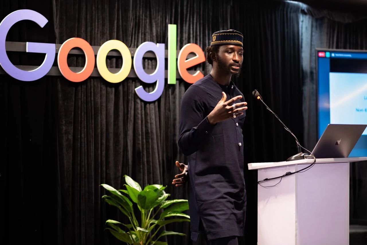 Bakary Diarrassouba prend la parole devant le logo de Google.